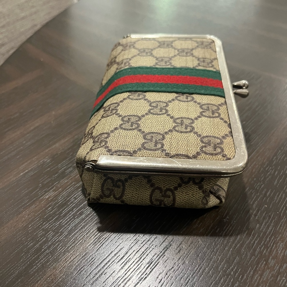Gucci
Authentic Vintage 1970s Gucci makeup/sewing bag with Mirror all Original. - Picture 3 of 10